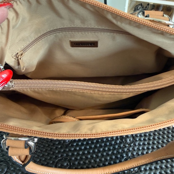 Giani‎ Bernini Stylish Paisley Handbag with Tan Accents - Picture 6 of 7